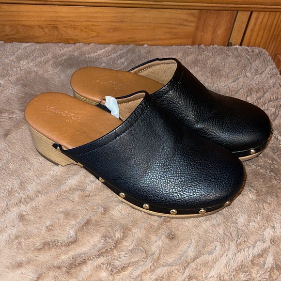 Universal Threads Clogs with gold rivets-excellent condition.Size 6.Comfortable - Picture 3 of 7